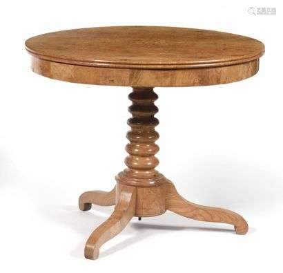 Table in ash veneer, the round shaped top with a banded belt is supported by a torso shaft and a tripod base finished in curl. H : 74 , Diam : 87 cm