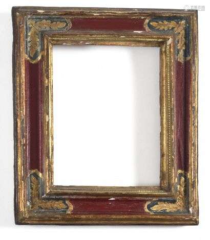 Probably Spanish frame in painted red and gilded wood, rectangular in shape, decorated with foliage on a green background in the spandrels. 18th century 50 cm x 41 cm View: 32.4 cm x 24 cm (accidents and restorations).