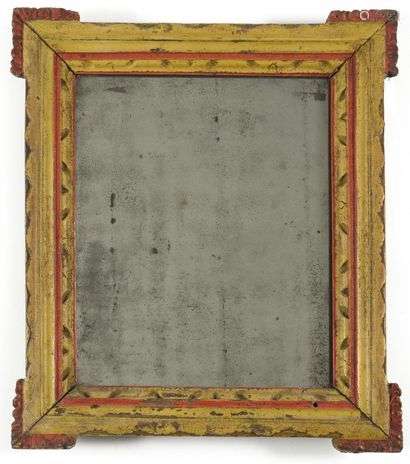 Rectangular painted wooden mirror with ribboned rush decoration. 18th century style, popular art work.  H : 44 cm, W : 38 cm