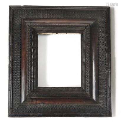 Venetian frame in stained wood, decorated with canals and wavy decoration, the profile in doucine. Late 17th century. 56 cm x 50 cm View: 26.5 cm x 20.5 cm (worn)