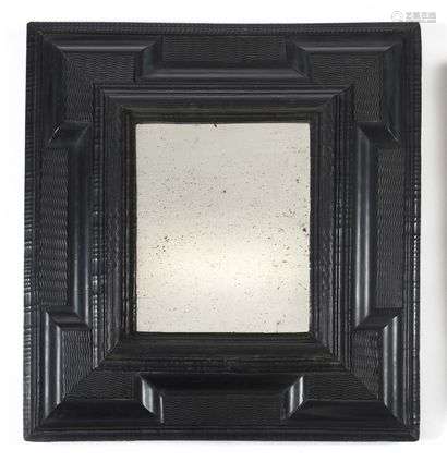 Blackened wooden frame with wavy decoration with a recessed duck, Flanders, end of the 17th century (accidents). H : 57 cm, W : 52,5 cm (transformed into a mirror at a later period)