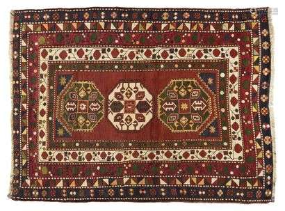 Kazak Lori- pambak (Caucasus) Woollen velvet on woolen foundations Champ parme decorated with three octagonal ivory and black medallions inlaid with hooks, flowers and S. Stylized in the shape of diamonds. Five interlaced borders of fine flower stems in the shape of coloured stones and stylised pyramids (symbol of immortality) in polychrome. Late 19th century - Early 20th century 204 x 154 cm (Good condition)
