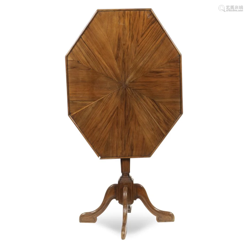 Walnut tilt-top table Italy, 18th-19th century 76x80…