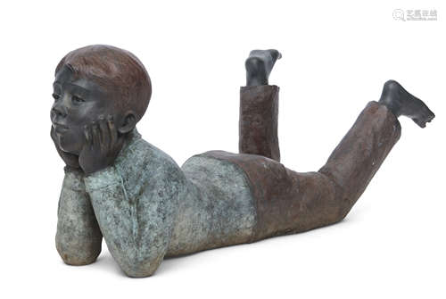 Good quality bronze statue of a daydreaming boy with multiple patina, with hands under his chin