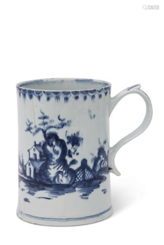 18th century Lowestoft tankard, the body of a gently tapered form with strap handle, painted in