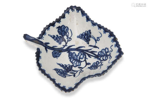 English porcelain pickle dish, probably Lowestoft or Bow, decorated with a fruiting vine design