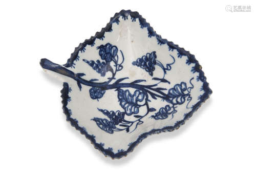 English porcelain pickle dish, probably Lowestoft or Bow, decorated with a fruiting vine design