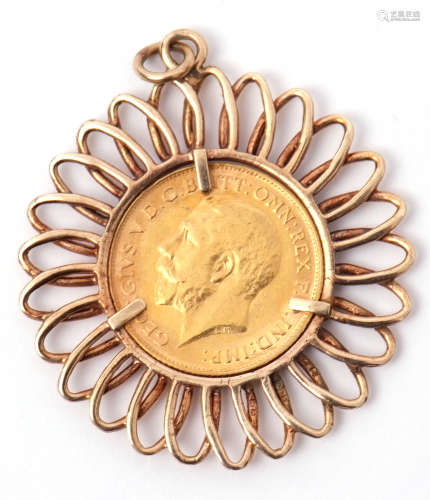 George V sovereign dated 1913, framed in a 9ct gold spiral pendant mount, 8.1g gross weight