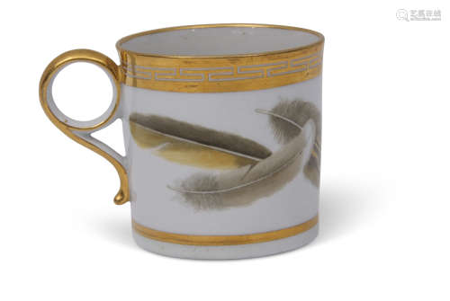 18th century coffee can, probably Worcester, painted with feathers within a gilt border, 6cm high