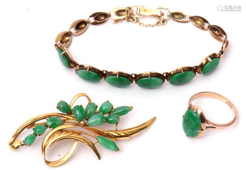 Mixed Lot: yellow metal and jade bracelet featuring six oval jade links in cut down settings, a