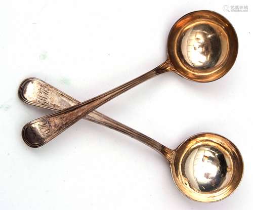 Heavy pair of George III sauce ladles in double-struck reeded Old English pattern, London, 1802 by