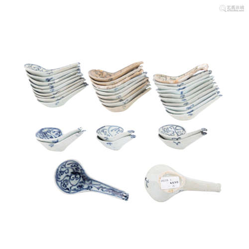 Set von 36 unterglasurblauen Löffeln. TEK SING/CHINA, 1820er Jahre.