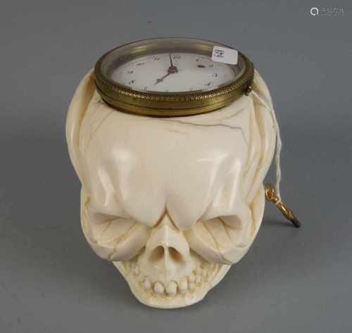 MEMENTO MORI TISCH - UHR / TASCHENUHR IM GEHÄUSE EINES VOLLPLASTISCHEN SCHÄDELS / table watch with a