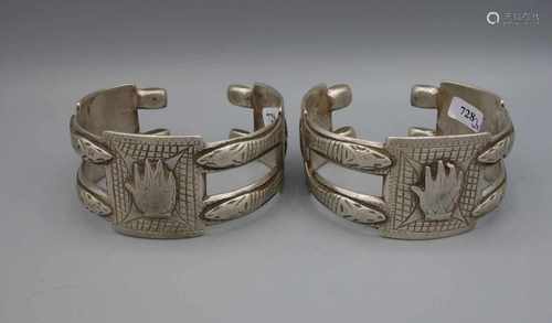 BERBER-SCHMUCK: 2 Armreifen / oriental bracelets, Silber (158,5 g und 160 g), aus der Region