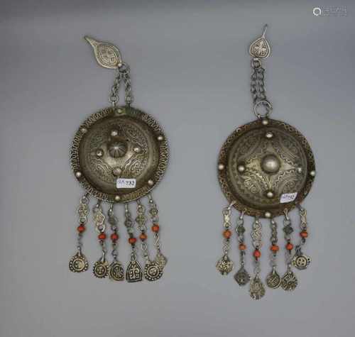 BERBER-SCHMUCK: Paar Schmuckscheiben / oriental jewellery, Silber und Koralle (Gewicht pro