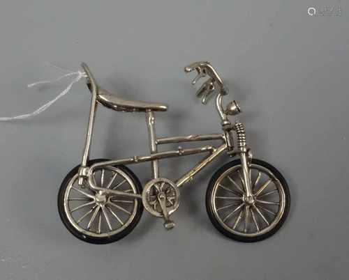 SILBERNES MINIATUR - FAHRRAD, 800er Silber (17,5 g), gepunzt mit Feingehaltsangabe. Sogenanntes