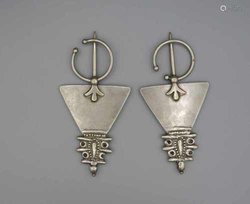 BERBER-SCHMUCK: 2 Fibeln des Ait Atta - Stammes / oriental jewellery, Tinghir / Marokko, Silber (