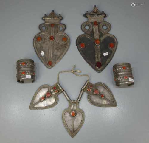 KONVOLUT: fünfteiliges Berberschmuck-Set / oriental jewellery, 19. Jh., Marokko. Silber und Stein,