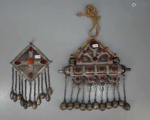 BERBER-SCHMUCK: 2 Klangfibeln / oriental jewellery, Silber und Stein in Anmutung von Glas, Rubin und