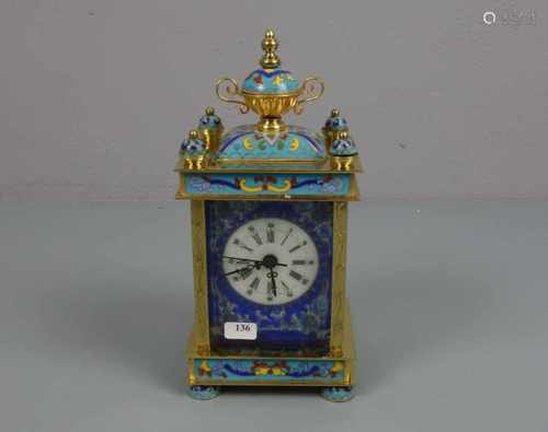 CLOISONNE UHR / TISCHUHR, Asien, 20. Jh., Emaille über Messing. Vergoldetes und verspringendes