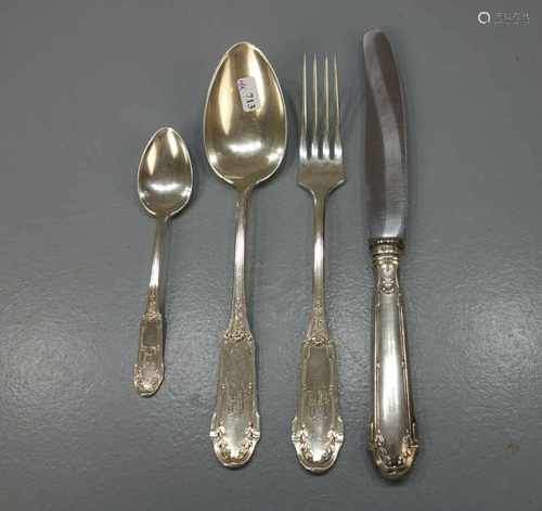 KONVOLUT VORLEGEBESTECK / VORLEGEGABELN - 4 STÜCK / four silver serving forks, 1. H. 20. Jh.,