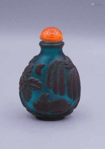 SNUFF-BOTTLE / SCHNUPFTABAK-BEHÄLTER / TABAK-GEFÄSS, China blau-grünes Peking-Glas mit violett-