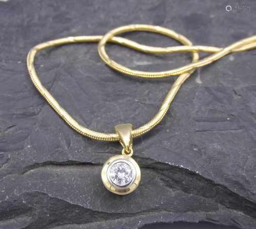 COLLIER / BRILLANTANHÄNGER MIT SCHLANGENKETTE, 585er Gelbgold (insgesamt 11,9 g), Anhänger besetzt