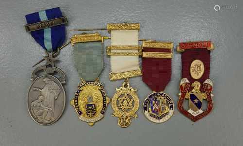 KONVOLUT VON 5 FREIMAURERORDEN / masonic medals, unterschiedliche Formen, Materialien und Größen, z.