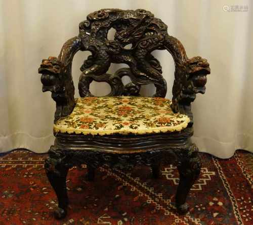 CHINESISCHER DRACHENSTUHL / SESSEL / ARMLEHNSTUHL / armchair, ebonisiertes rötliches Hartholz, reich