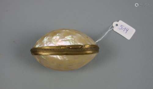 GALANTERIE: MUSCHEL-TABATIERE / SCHNUPFTABAKDOSE / pearl snuff box, wohl 19. Jh.. Ovale Form,