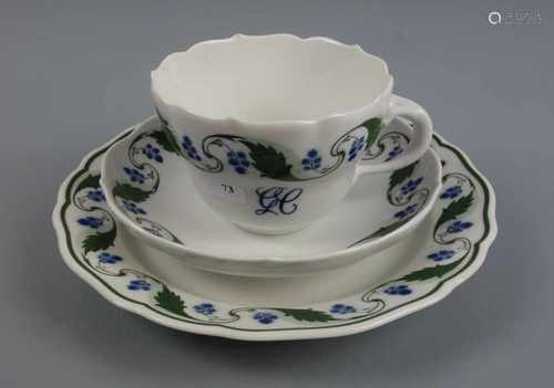 MEISSEN - GEDECK mit stilisiertem Blaubeerdekor: Tasse, Untertasse und Teller. Unterglasurblaue