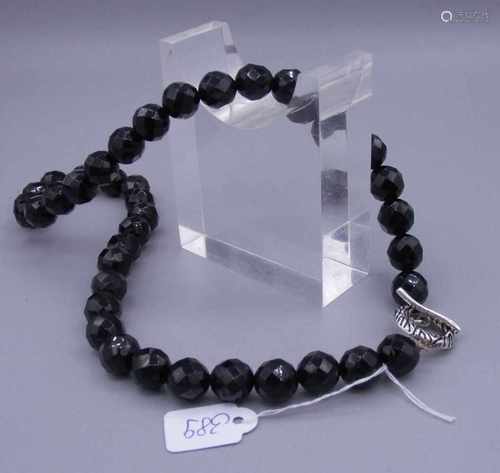 ONYX - KETTE / necklace, mit facettiert geschliffenen Kugeln und 925er Silberverschluss. Kugel-D.