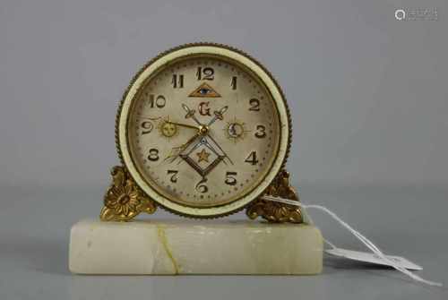 FREIMAURERUHR / TISCHUHR MIT FREIMAUERSYMBOLIK / REISEUHR IN SCHATULLE / masonic watch. Goldfarben