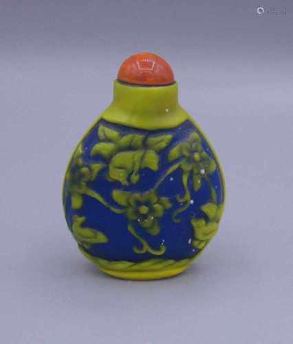 SNUFF-BOTTLE / SCHNUPFTABAK-BEHÄLTER / TABAK-GEFÄSS, China blaues Peking-Glas mit gelbem Überfang