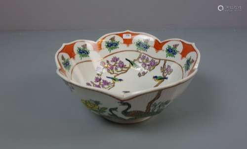 CHINESISCHE SCHALE / bowl, Porzellan, unter dem Stand aufglasurrot gemarkt mit Vasenmotiv, flankiert