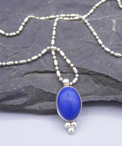 ANHÄNGER MIT LAPISLAZULI - CABOCHON an Kette in 925 Silber (insgesamt 4,8 g) / pendant and necklace.