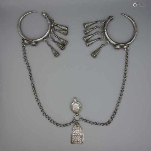 BERBER-SCHMUCK: FIBELN UND KETTE, Marokko. Silber, Gewicht: 145 g. Kette mit Fibeln. In der Mitte