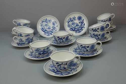 12 TEETASSEN UND 12 UNTERTASSEN / tea cups, Porzellan, Manufaktur Hutschenreuther, blaues Dekor 