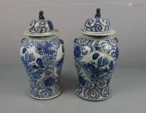 PAAR CHINESISCHE DECKELVASEN, Porzellan (ungemarkt), späte Qing-Dynastie / China. Balusterform auf