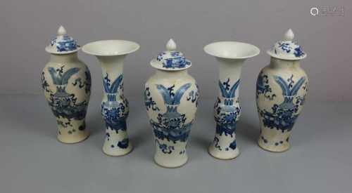 SET VON 5 CHINESISCHEN VASEN, Porzellan, China, ungemarkt. Weißgraue Glasur mit Blaumalerei,