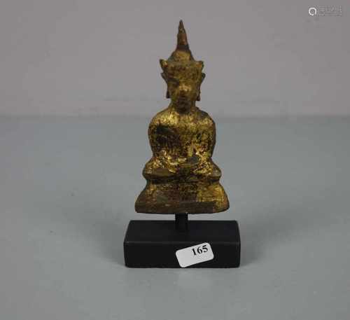 KLEINER BUDDHA AUF HOLZPOSTAMENT, Thailand, 18. Jh., Bronze mit goldfarbener Patinierung. Ein in der