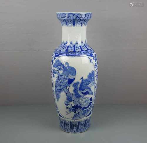 GROSSE BODENVASE / chinese vase, China, 20. Jh., Porzellan, Blaumalerei auf weißem Fond. Unter dem