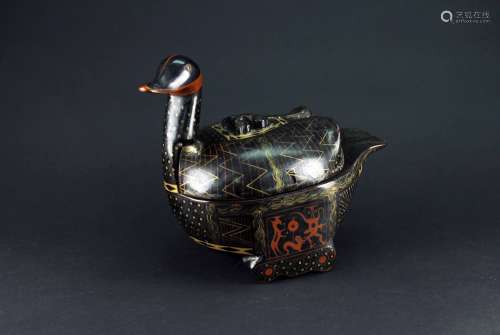 明治时期日本木胎黑漆描金漆器鸭形盖盒