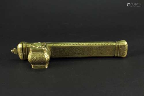 奥斯曼帝国时期铜錾花羽毛笔筒和墨水盒