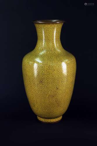 创汇期黄地铜胎掐丝珐琅瓶