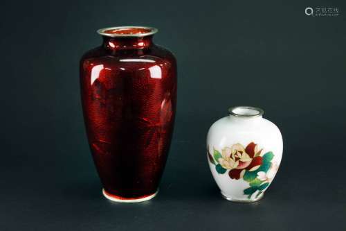 日本七宝烧白地红花和玫瑰红瓶二只
