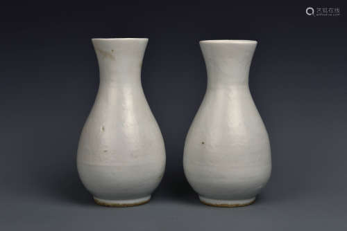 MATCHED PAIR BLANC-DE-CHINE VASES MING DYNASTY