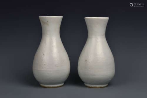 MATCHED PAIR BLANC-DE-CHINE VASES MING DYNASTY