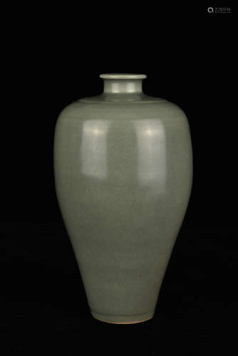 A LONGQUAN CELADON GLAZED PLUM VASE MEIPING MING DYNASTY
