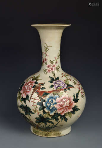 A FAMILLE ROSE DECORATIVE VASE QING DYANSTY